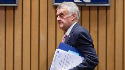 Bild: Henning Kaiser/dpa
NRW-Innenminister Herbert Reul äußerte sich zum Vorfall in Bochum, bei dem ein Schuss auf eine Zwölfjährige fiel.