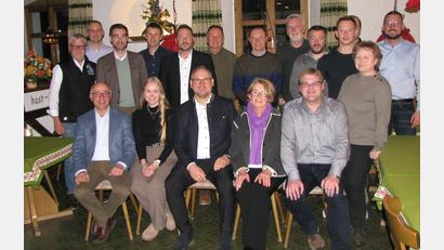 Bild: Johann Kneißl
Landratsvertreter Albert Nickl (sitzend links) wünschte den Kandidaten des CSU Ortsverbandes um Bürgermeister Richard Kammerer (sitzend Mitte) und CSU-Chef Christoph Müller (sitzend rechts) ein erfolgreiches Abschneiden bei der anstehenden Kommunalwahl.