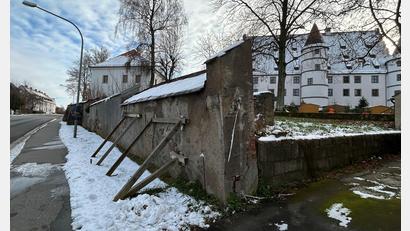 Bild: ck
Die Bayerische Landesstiftung gibt dem Landkreis Neustadt/WN einen Zuschuss zur Sanierung der Stützmauer an der Friedrichsburg in Vohenstrauß.