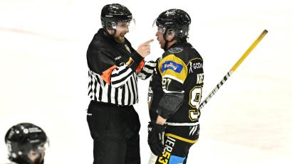 Bild: Hubert Ziegler
Beim Heimspiel gegen Königsbrunn kam es zur Diskussion zwischen Daniel Krieger (rechts) vom ERSC Amberg und dem Schiedsrichter.