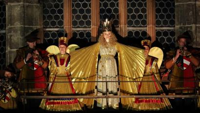 Bild: Daniel Karmann/dpa
Mit dem feierlichen Prolog eröffnet Nora Falk, das neue Nürnberger Christkind, auf der Empore der Frauenkirche offiziell den Nürnberger Christkindlesmarkt 2025.