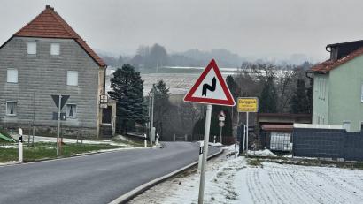 Bild: vsr
Die Ortsdurchfahrt Burggrub ist wegen steilen und uneinsichtigen Kurven bereits einseitig auf Tempo 30 reduziert, dennoch wird dort häufig mit mehr als 50 km/h gefahren. Dies soll sich nach Meinung der Bewohner ändern.