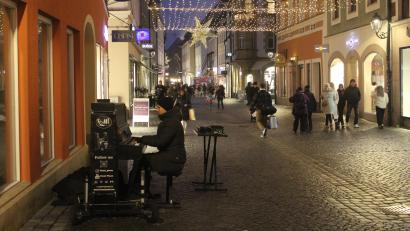 Bild: Jennifer Battaglia
Pianist Dzmitry Horbach musizierte in der Amberger Altstadt auf seinem mit Rollen versehenen Klavier.