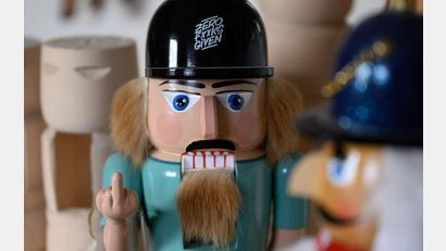 Bild: Hendrik Schmidt/dpa
Echt erzgebirgischer Nussknacker vs. Importmodell. Das Kunsthandwerk im Erzgebirge setzt sich gegen Kopien aus dem Ausland zur Wehr. Auch vor Gericht.