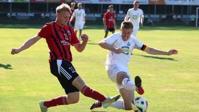 Archivbild: Dieter Jäschke
Benedikt Meckl vom SC Luhe-Wildenau (links) und Alexander Hagl von der SpVgg Landshut (rechts) beim Vorrundenspiel im Zweikampf. Der Sportclub kassierte am Samstag eine glatte 0:3-Niederlage in Landshut.