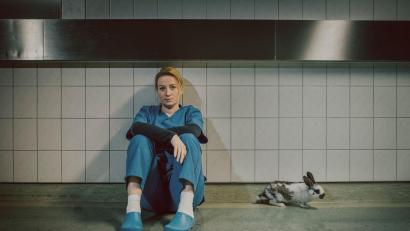 Bild: Adrian Gross/ZDF/dpa
Gerichtsmedizinern Theresa Wolff (Nina Gummich) kommt in ihrem letzten Fall ins Grübeln.