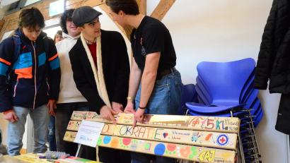 Bild: Kunz
Schüler des Kepler-Gymnasiums betrachten eine der drei bemalten "Demokratie-Bänke".