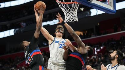 Bild: Ryan Sun/AP/dpa
Erzielte mit Maske 21 Punkte für Orlando: Franz Wagner.