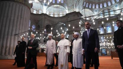 Bild: Domenico Stinellis/AP/dpa
Der Papst besucht die Blaue Moschee in Istanbul - und will damit ein Zeichen für den interreligiösen Dialog setzen.