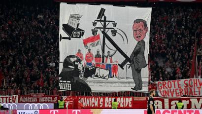 Bild: Sven Hoppe/dpa
Die Bayern-Fans präsentierten aus Protest eine Karikatur von Hamburgs Innensenator Andy Grote.