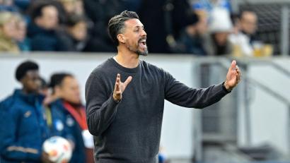 Bild: Uwe Anspach/dpa
Deutliche Niederlage an alter Wirkungsstätte: FCA-Coach Sandro Wagner