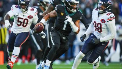 Bild: Matt Rourke/AP/dpa
Eagles-Quarterback Jalen Hurts hatte gegen Chicago einen schweren Stand.