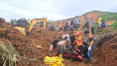 Bild: Uncredited/BASARNAS/AP/dpa
Rettungskräfte in Nordsumatra suchen nach Opfern.