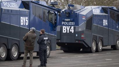 Bild: Boris Roessler/dpa
Polizisten aus mehreren Bundesländern sind im Einsatz. Wasserwerfer, Hubschrauber und Drohnen stehen bereit.