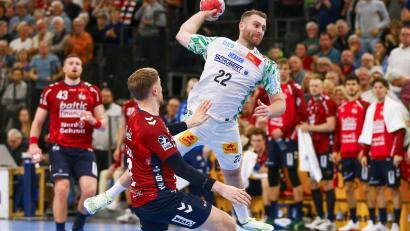 Bild: Michael Hundt/dpa
Lukas Mertens und die Bundesliga-Handballer des SC Magdeburg lösten die Pflichtaufgabe bei GWD Minden souverän.