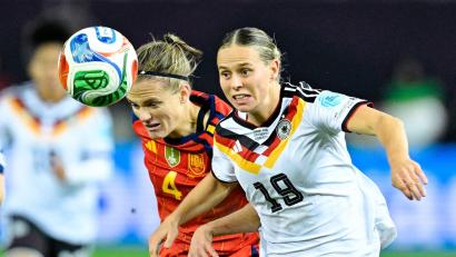 Bild: Uwe Anspach/dpa
Glänzte, traf aber das Tor nicht: Klara Bühl (r).