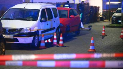 Bild: Henning Kaiser/dpa
Die Tat soll sich am späten Freitagabend auf einem Parkplatz nahe der Veranstaltungshalle Motorworld im Stadtteil Ossendorf ereignet haben.