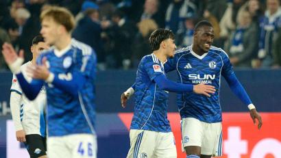 Bild: Bernd Thissen/dpa
Bryan Lasme (r) schoss Schalke zum Sieg.
