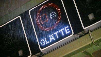 Bild: Jason Tschepljakow/dpa
Glatteis und Nebel in Bayern. (Symbolbild)