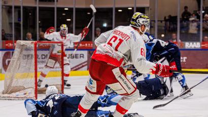 Bild: Werner Moller
Der entscheidende Moment des Spiels: Jordan Hickmott (vorne) trifft zum 3:2-Endstand für den EC Bad Nauheim gegen die Blue Devils Weiden.