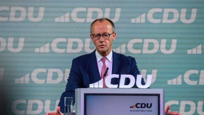 Bild: Klaus-Dietmar Gabbert/dpa
Bundeskanzler Friedrich Merz (CDU) betrachtet es als Glück und Zufall, im Westen geboren und aufgewachsen zu sein.
