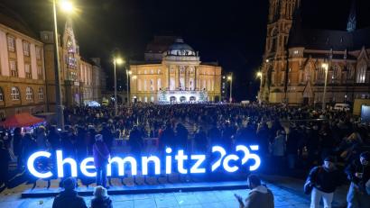 Bild: Hendrik Schmidt/dpa
Zum Abschluss des Kulturhauptstadtjahres beteiligen sich Tausende Menschen auf dem Chemnitzer Theaterplatz am Weihnachtssingen.