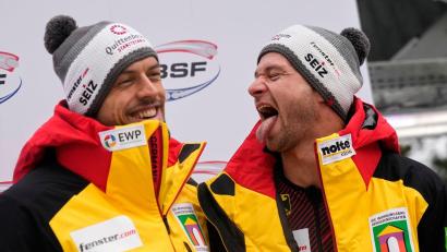 Bild: Matthias Schrader/AP/dpa
Johannes Lochner (r) und Georg Fleischhauer feiern den Sieg im Zweierbob.