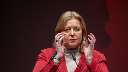 Bild: Harald Tittel/dpa
Für die Parteichefin ist der Juso-Kongress kein reiner Wohlfühl-Termin.