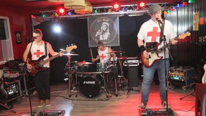 Bild: pi
Christian Schmucker, Tobias Bauer und Johannes Hochwart (von rechts) von Dr. Bob lassen es krachen.