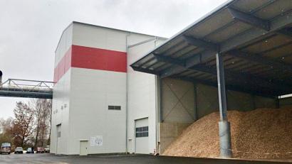 Bild: Gerhard Krones
Über 28 Meter hoch ist das Biomasseheizwerk, betrieben mit Hackschnitzeln und mit einem beeindruckenden Innenleben aus Brenner und überdimensionalen Rohren.