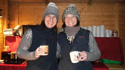 Bild: Hirsch
Christine Hausmann (links) und Maria Kiener (rechts) von der Feuerwehr Iffelsdorf boten nicht nur Glühwein und selbst gemachte Liköre und Marmeladen an, sondern warben auch für die 150-Jahr-Feier im kommenden Jahr.