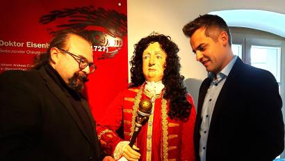 Bild: lg
Florian Waldherr (Autor und Regisseur) stellt zusammen mit Bürgermeister Rudolf Teplitzky (rechts) in der Eisenbarth-Abteilung des Museums das neue Festspiel vor.