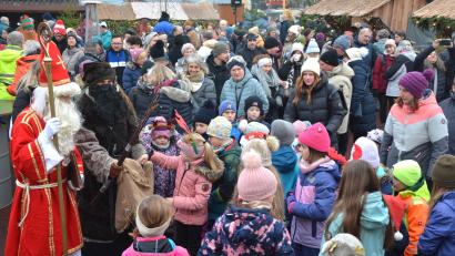 Bild: jr
Für die Kinder gab es vom Nikolaus am Pechbrunner Weihnachtsmarkt süße Überraschungen.