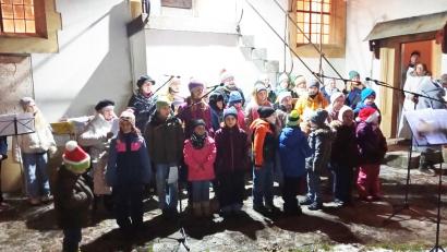 Bild: sei
Der Singkreis und der Kinder- und Jugendchor erfreuten beim Adventsansingen.