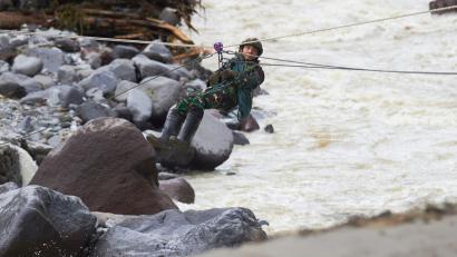 Bild: Nazar Chaniago/AP/dpa
Die Rettungsarbeiten kommen nur schleppend voran.