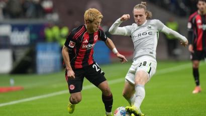 Bild: Thomas Frey/dpa
Lieferten sich eine umkämpfte Partie: Eintracht Frankfurt um Ritsu Doan (l) und der VfL Wolfsburg um Patrick Wimmer (r).