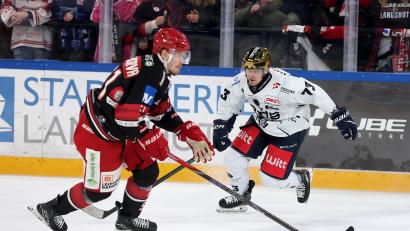 Bild: Vinçon
Tomas Rubes und die Blue Devils Weiden haben das Auswärtsspiel beim EV Landshut nach einer Aufholjagd im Schlussdrittel mit 3:2 gewonnen.