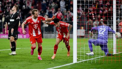 Bild: Sven Hoppe/dpa
Luis Diaz (m) wird zum Münchner Matchwinner.