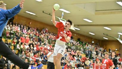 Bild: Hubert Ziegler
Nino Heckerott vom HC Sulzbach-Rosenberg kann in dieser Szene gegen Torhüter Christian Wismeth von der HG Amberg verwandeln. Mit ihm kam die HG Amberg bei der Derbyniederlage in Sulzbach so garnicht klar.