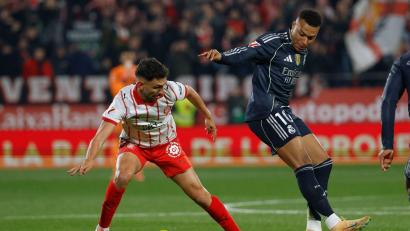 Bild: Joan Monfort/AP/dpa
Kylian Mbappé (r) traf per Strafstoß für Real Madrid.