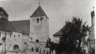 Archivbild: jml
Die Historische Aufnahme zeigt die Kirche, das Gemeindehaus und die Wehrmauer in Kohlberg, Anfang der 1920er-Jahre.