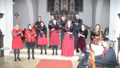 Bild: fz
Voices, sieben Frauen und vier Männer mit Dirigentin Manuela Falk (links), verbreiten stimmlichen Adventszauber in der Pfarrkirche Rothenstadt.