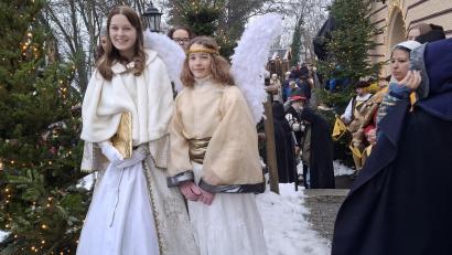 Bild: jua
Christkind Luca-Anna (15) und Engelchen Seraphina (11) übernehmen bei der Markteröffnung eine wichtige Funktion.