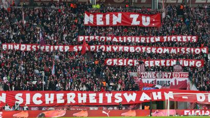 Bild: Jan Woitas/dpa
Mit Plakaten und Schweige-Minuten protestierten in vielen Stadien Fußball-Fans gegen strengere Sicherheitsauflagen. Bayerns Innenminister Joachim Herrmann (CSU) sprach von einer „Gespensterdiskussion“.