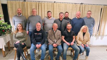 Bild: bsc
Die Kandidaten der Unabhängigen Freien Wählergemeinschaft Friedenfels für die anstehende Gemeinderatswahl im März 2026, mit Bürgermeister Oskar Schuster (vorne mitte), der für eine weitere Amtszeit nominiert wurde.