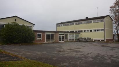 Bild: fz
Das ist die ehemalige Schule. Mit dem Abbruch des flachen Teils wird heuer noch begonnen. 3,5 Millionen wird nach der Kostenschätzung der Markt Kohlberg in das neue Bürgerhaus investieren.