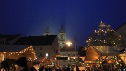 Bild: kro
Ein tolles Panorama kennzeichnete den Waldsassener Weihnachtsmarkt.