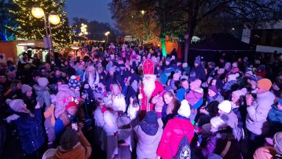 Bild: mab
Er darf nicht fehlen: Der Nikolaus mit seinen Engeln inmitten einer Kinderschar.