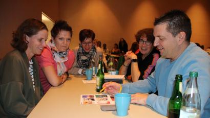 Bild: sne
Nina Richter (links) vom Team "Die Schönen und das Biest" war zum ersten Mal am Quiz-Abend und sie fühlte sich gleich wohl.