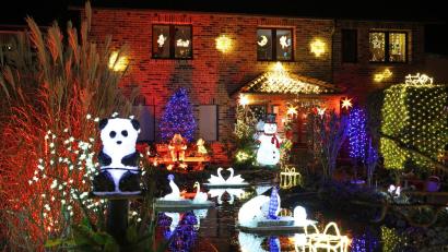 Bild: Matthias Bein/dpa
Leuchtende Figuren stehen im Vorgarten umgeben von zahlreichen weiteren Lichtern, die das Weihnachtshaus der Familie Lange erstrahlen lassen. Das Haus wird zur Adventszeit traditionell mit tausenden bunten Lichtern geschmückt.